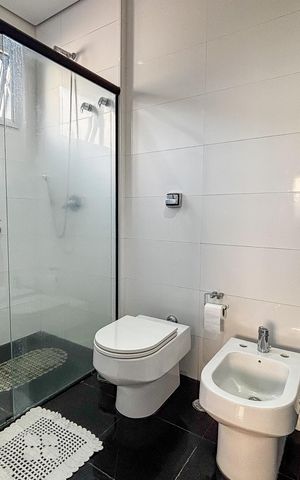 Casa à venda com 366m², 3 quartos e 4 vagas Casa à venda com 366m², 3 quartos e 4 vagasBanheiro da Suíte 1