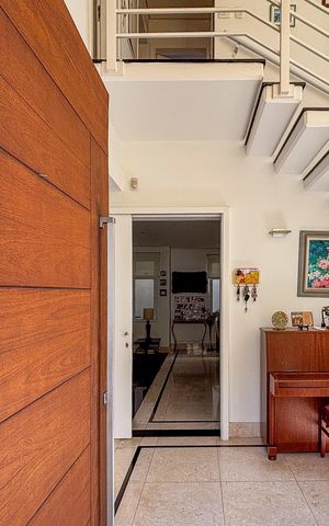 Casa à venda com 366m², 3 quartos e 4 vagas Casa à venda com 366m², 3 quartos e 4 vagasHall de Entrada