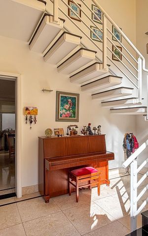 Casa à venda com 366m², 3 quartos e 4 vagas Casa à venda com 366m², 3 quartos e 4 vagasHall de Entrada