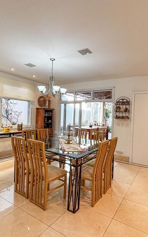 Casa à venda com 366m², 3 quartos e 4 vagas Casa à venda com 366m², 3 quartos e 4 vagasSala de Jantar
