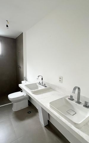 Apartamento à venda com 255m², 3 quartos e 2 vagas Apartamento à venda com 255m², 3 quartos e 2 vagasBanheiro suíte 3
