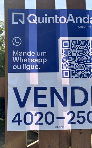 Casa à venda com 121m², 2 quartos e 2 vagas Casa à venda com 121m², 2 quartos e 2 vagasFachada