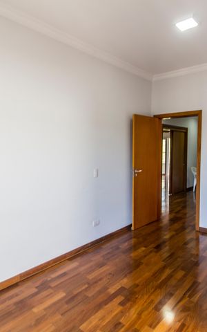 Casa de condomínio à venda com 415m², 4 quartos e 3 vagas Casa de condomínio à venda com 415m², 4 quartos e 3 vagasSuíte 3