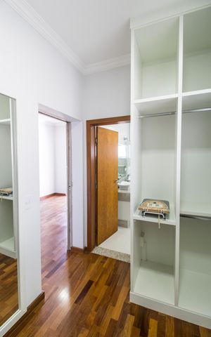 Casa de condomínio à venda com 415m², 4 quartos e 3 vagas Casa de condomínio à venda com 415m², 4 quartos e 3 vagasCloset da suíte