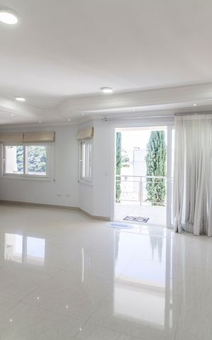 Casa de condomínio à venda com 415m², 4 quartos e 3 vagas Casa de condomínio à venda com 415m², 4 quartos e 3 vagasSala
