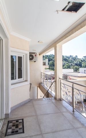 Casa de condomínio à venda com 415m², 4 quartos e 3 vagas Casa de condomínio à venda com 415m², 4 quartos e 3 vagasVaranda