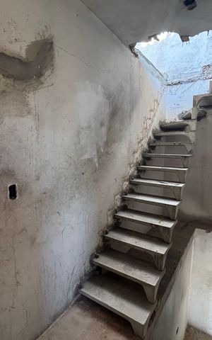 Casa para alugar com 250m², 6 quartos e 9 vagas Casa para alugar com 250m², 6 quartos e 9 vagasEscada
