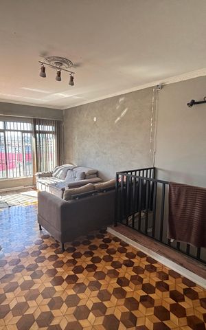 Casa para alugar com 250m², 6 quartos e 9 vagas Casa para alugar com 250m², 6 quartos e 9 vagasSala