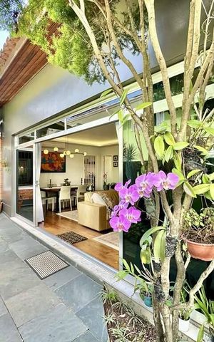 Casa à venda com 216m², 4 quartos e 4 vagas Casa à venda com 216m², 4 quartos e 4 vagasÁrea externa