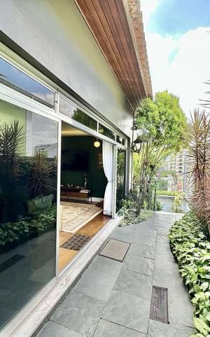 Casa à venda com 216m², 4 quartos e 4 vagas Casa à venda com 216m², 4 quartos e 4 vagasÁrea externa