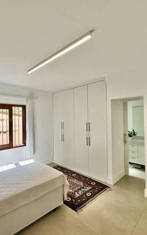 Casa à venda com 216m², 4 quartos e 4 vagas Casa à venda com 216m², 4 quartos e 4 vagasQuarto