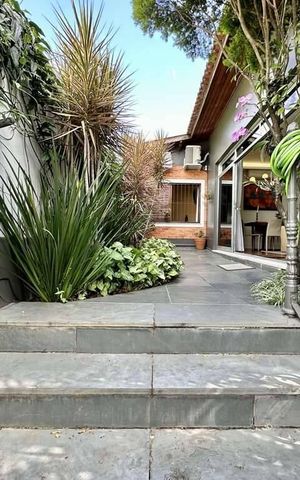 Casa à venda com 216m², 4 quartos e 4 vagas Casa à venda com 216m², 4 quartos e 4 vagasÁrea externa