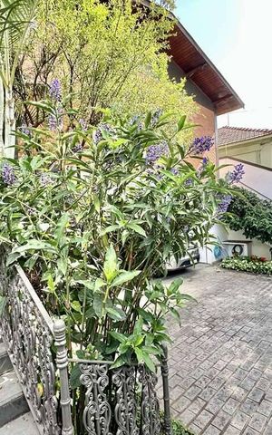 Casa à venda com 216m², 4 quartos e 4 vagas Casa à venda com 216m², 4 quartos e 4 vagasÁrea externa