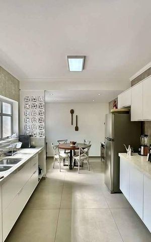 Casa à venda com 216m², 4 quartos e 4 vagas Casa à venda com 216m², 4 quartos e 4 vagasCozinha