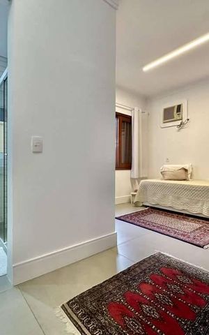 Casa à venda com 216m², 4 quartos e 4 vagas Casa à venda com 216m², 4 quartos e 4 vagasQuarto