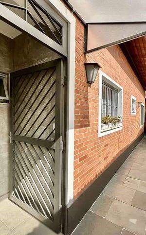 Casa à venda com 216m², 4 quartos e 4 vagas Casa à venda com 216m², 4 quartos e 4 vagasÁrea externa