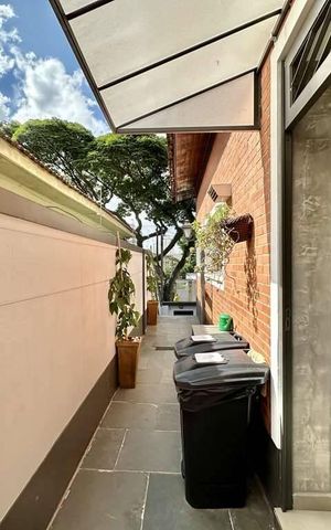 Casa à venda com 216m², 4 quartos e 4 vagas Casa à venda com 216m², 4 quartos e 4 vagasÁrea externa