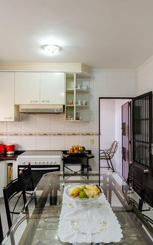 Casa à venda com 150m², 4 quartos e 3 vagas Casa à venda com 150m², 4 quartos e 3 vagasCozinha