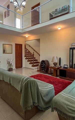 Casa à venda com 300m², 3 quartos e 3 vagas Casa à venda com 300m², 3 quartos e 3 vagasSala