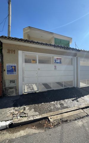 Casa à venda com 140m², 3 quartos e 4 vagas Casa à venda com 140m², 3 quartos e 4 vagasFachada com PLACA
