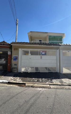 Casa à venda com 140m², 3 quartos e 4 vagas Casa à venda com 140m², 3 quartos e 4 vagasFachada com PLACA