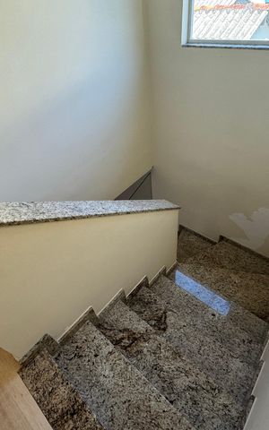 Casa à venda com 140m², 3 quartos e 4 vagas Casa à venda com 140m², 3 quartos e 4 vagasEscada