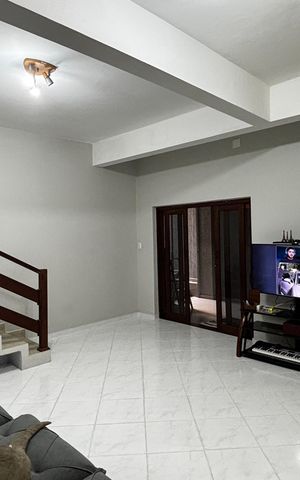 Casa à venda com 320m², 3 quartos e 3 vagas Casa à venda com 320m², 3 quartos e 3 vagasSala