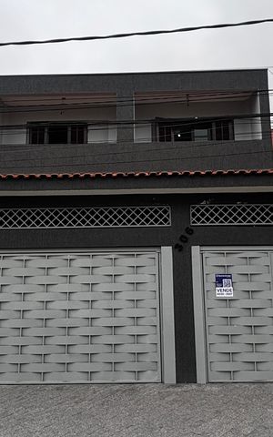 Casa à venda com 320m², 3 quartos e 3 vagas Casa à venda com 320m², 3 quartos e 3 vagasFachada
