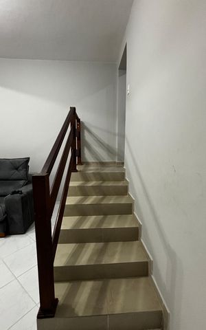 Casa à venda com 320m², 3 quartos e 3 vagas Casa à venda com 320m², 3 quartos e 3 vagasEscada