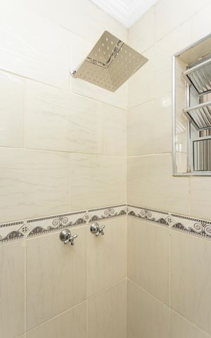 Casa à venda com 345m², 5 quartos e 2 vagasBanheiro social