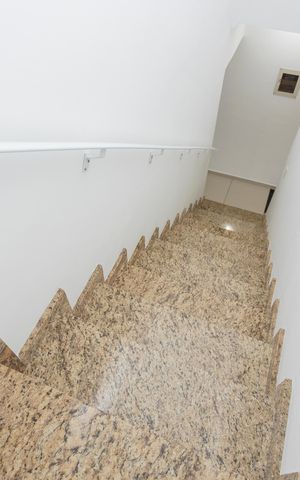 Casa à venda com 345m², 5 quartos e 2 vagasEscada