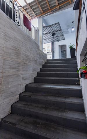 Casa à venda com 150m², 3 quartos e 2 vagas Casa à venda com 150m², 3 quartos e 2 vagasEscada