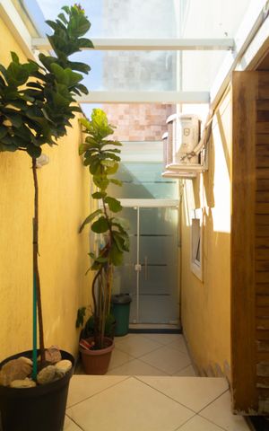 Casa à venda com 250m², 5 quartos e 3 vagas Casa à venda com 250m², 5 quartos e 3 vagasCorredor