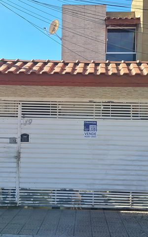 Casa à venda com 250m², 5 quartos e 3 vagas Casa à venda com 250m², 5 quartos e 3 vagasplaca