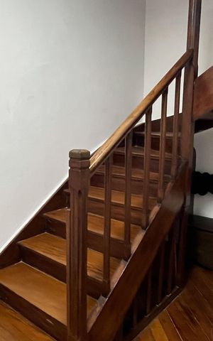 Casa para alugar com 300m², 6 quartos e 4 vagas Casa para alugar com 300m², 6 quartos e 4 vagasEscada