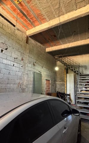 Casa à venda com 380m², 2 quartos e 2 vagas Casa à venda com 380m², 2 quartos e 2 vagasGaragem