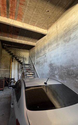 Casa à venda com 380m², 2 quartos e 2 vagas Casa à venda com 380m², 2 quartos e 2 vagasGaragem