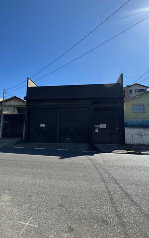 Casa à venda com 380m², 2 quartos e 2 vagas Casa à venda com 380m², 2 quartos e 2 vagasFachada