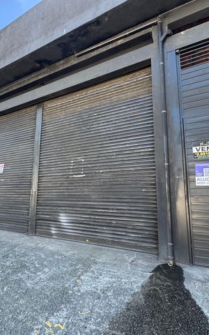Casa à venda com 380m², 2 quartos e 2 vagas Casa à venda com 380m², 2 quartos e 2 vagasFachada com PLACA