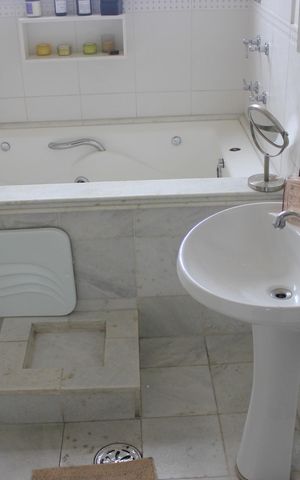 Casa à venda com 242m², 4 quartos e 4 vagasBanheiro da suíte 2