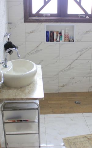 Casa à venda com 242m², 4 quartos e 4 vagasBanheiro social