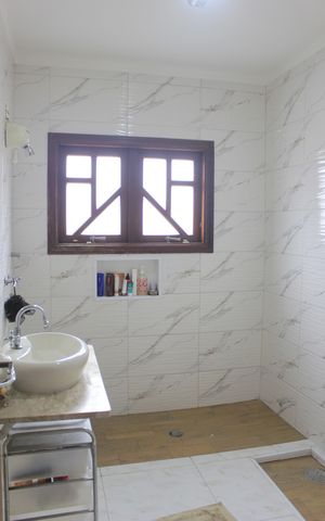 Casa à venda com 242m², 4 quartos e 4 vagasBanheiro social
