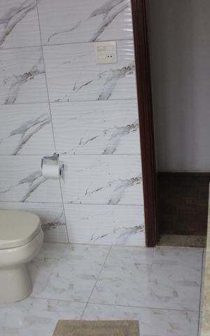 Casa à venda com 242m², 4 quartos e 4 vagasBanheiro social