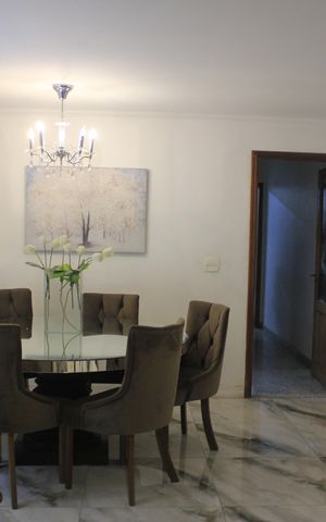 Casa à venda com 242m², 4 quartos e 4 vagasSala