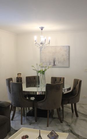 Casa à venda com 242m², 4 quartos e 4 vagasSala