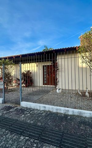 Casa para alugar com 391m², 5 quartos e 3 vagas Casa para alugar com 391m², 5 quartos e 3 vagasFachada