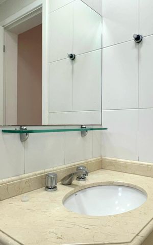 Apartamento à venda com 165m², 4 quartos e 3 vagas Apartamento à venda com 165m², 4 quartos e 3 vagasBanheiro da Suíte 1