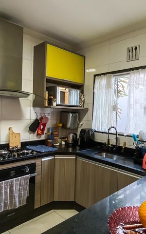 Casa à venda com 68m², 2 quartos e 2 vagas Casa à venda com 68m², 2 quartos e 2 vagasCozinha