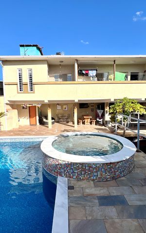 Casa à venda com 320m², 3 quartos e 3 vagas Casa à venda com 320m², 3 quartos e 3 vagasPiscina