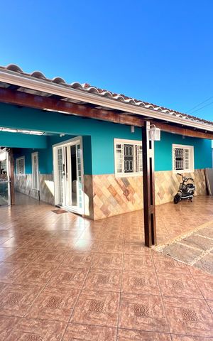 Casa à venda com 320m², 3 quartos e 3 vagas Casa à venda com 320m², 3 quartos e 3 vagasFachada